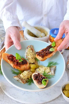 Śledzie z migdałowo- oliwkowym pesto i podpiekaną bagietką z suszonymi pomidorami!