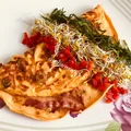 Omlet twarogowy z boczkiem i oliwkami