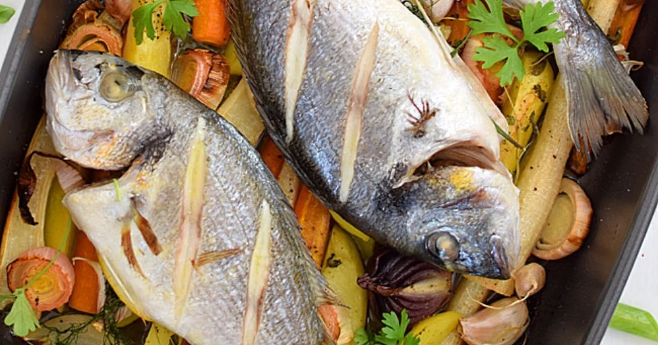 Ryba pieczona na warzywach w stylu rustykalnym