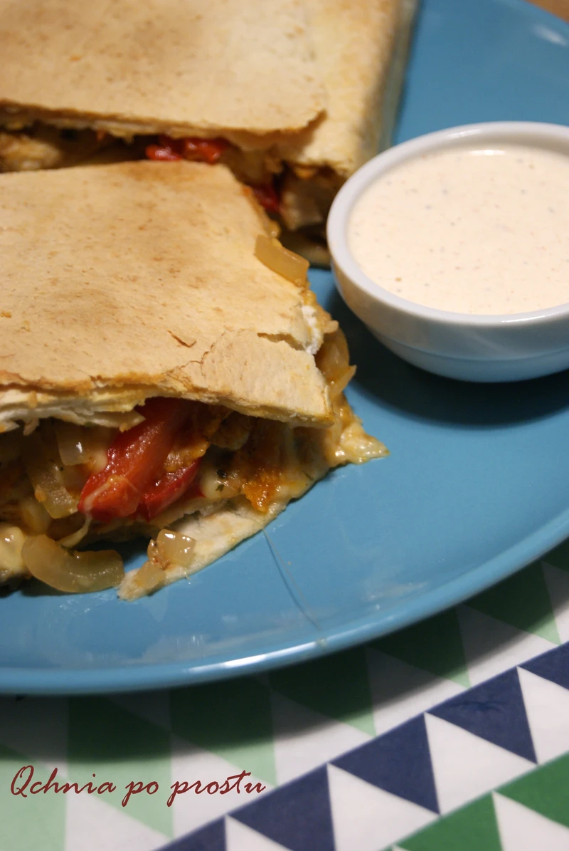 Pieczona fajita z kurczakiem z sosem jogurtowo - paprykowym