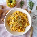 Makaron fettuccine z kremem z dyni, pieczarkami i orzechami
