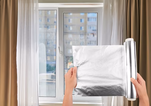 Coraz więcej osób okleja okna folią aluminiową! Szokująco skuteczny trik na UPAŁY!