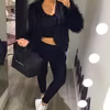 Krótki top, futerko- sportowa elegancja