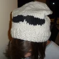 czapka z mustache na drutach