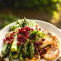 Szparagi z halloumi i sosem tahini