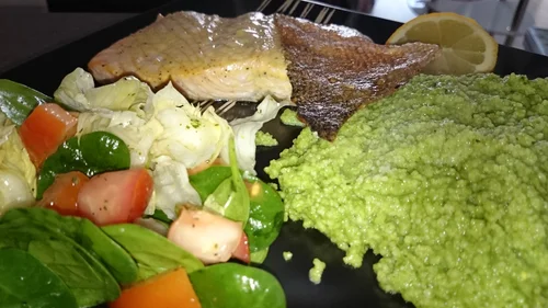 obiad fit: pieczony łosoś + kuskus z pesto + lekka sałatka