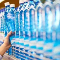 Znana sieć sklepów wycofuje napoje z oferty. Wszystko przez nowy system kaucyjny