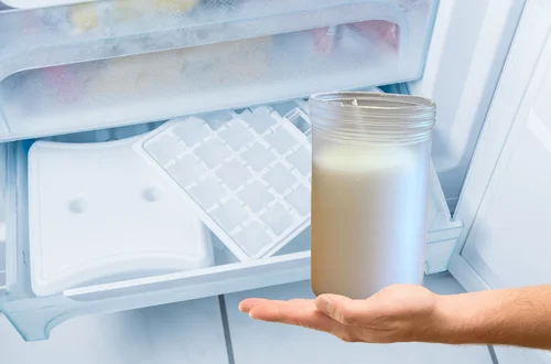 Włóż znicz do zamrażarki! Ten prosty trik sprawi, że będzie palić się znacznie dłużej