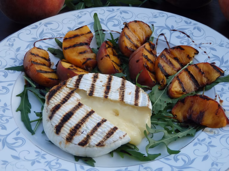 Grillowany camembert z brzoskwiniami na rukoli