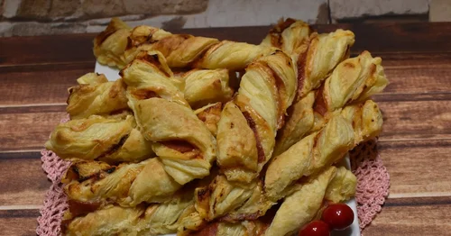 Imprezowe paluchy z ciasta francuskiego