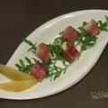 Melon z serem pleśniowym zawinięty w szynkę szwarcwaldzką