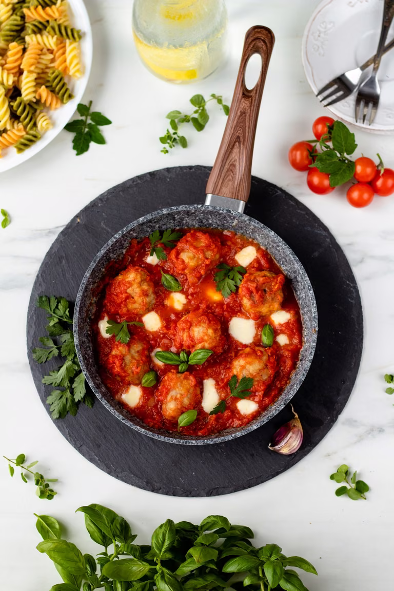 Klopsiki z mozzarellą w sosie pomidorowym
