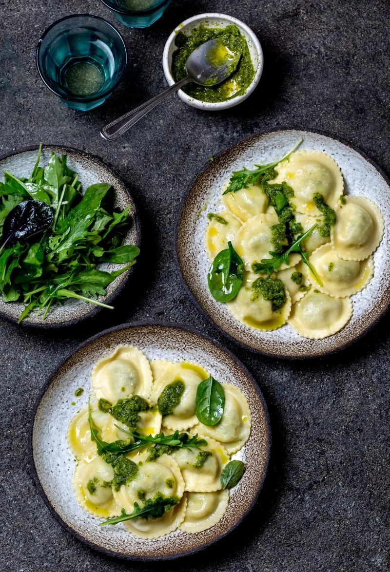 RAVIOLI ZE SZPINAKIEM I RICOTTĄ