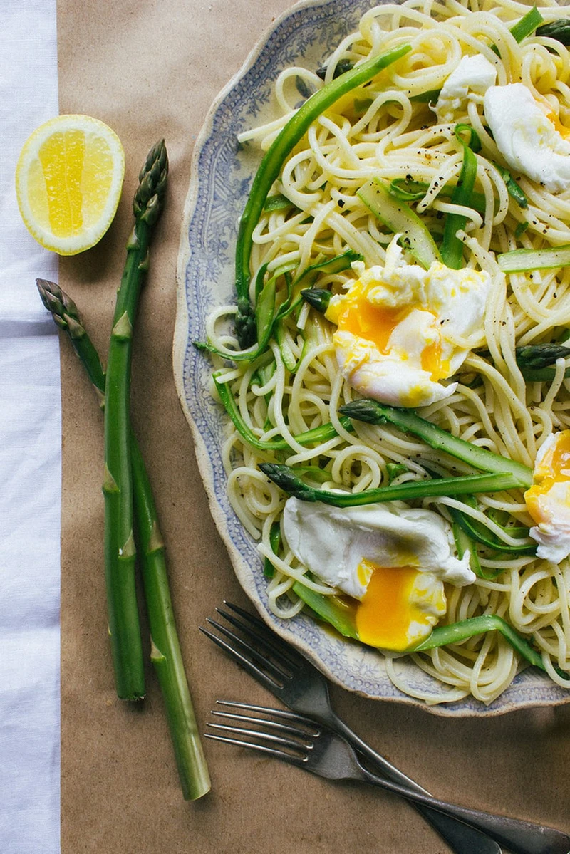 SPAGHETTI ZE SZPARAGAMI I JAJKIEM W KOSZULCE