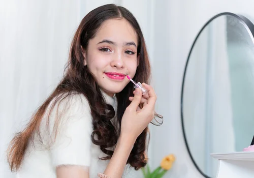 Czy 12-latka może nosić makijaż do szkoły? Wiele osób wskazuje TEN konkretny wiek jako granicę