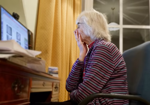 Seniorzy coraz częściej tracą oszczędności. Rząd rusza z nowym programem ochrony!