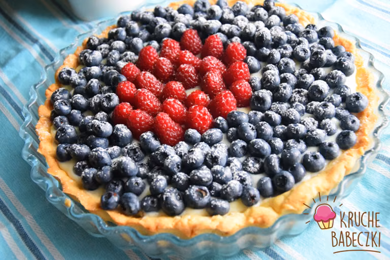Tarta z budyniem, malinami i borówkami