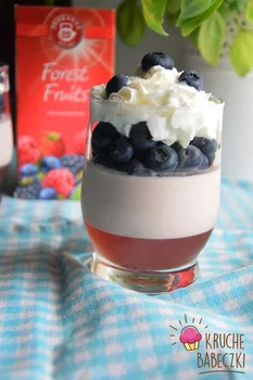 Panna cotta z herbacianą galaretką, borówkami i bitą śmietaną