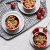 Crumble – rabarbar i truskawki zapiekane pod kruszonką
