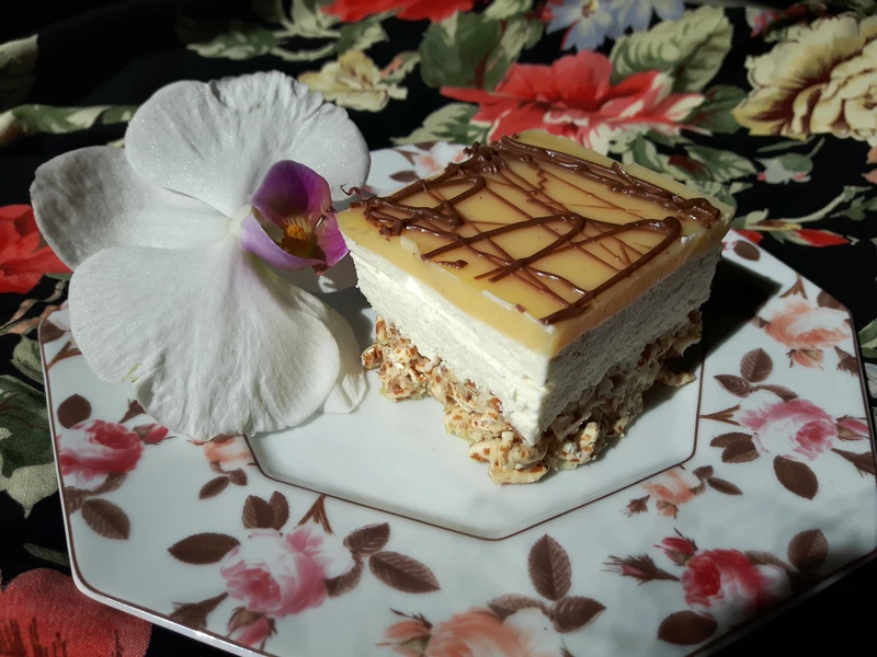 Ciasto na życie preparowanym z bitą śmietaną, mascarpone i advocatową polewą