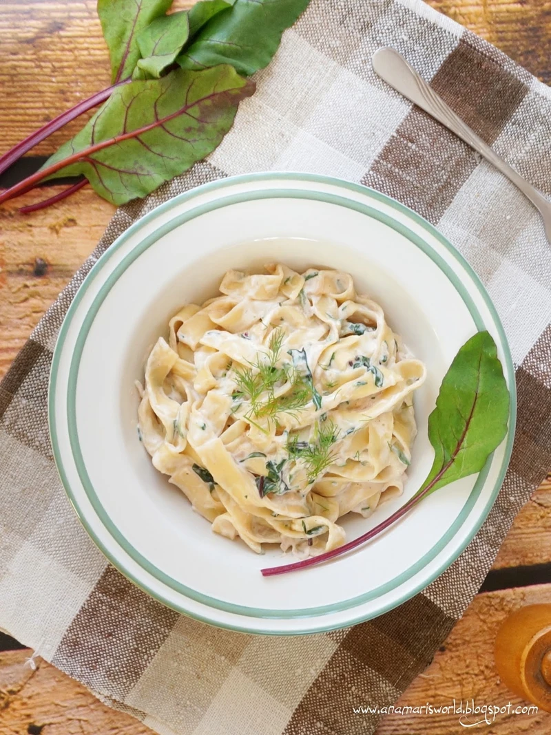 Tagliatelle w kremowym sosie z botwinką i cukinią.
