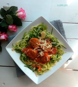Spaghetti z cukinii i z klopsikami w sosie pomidorowym