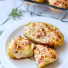 Pieczone ziemniaki faszerowane serem i salami