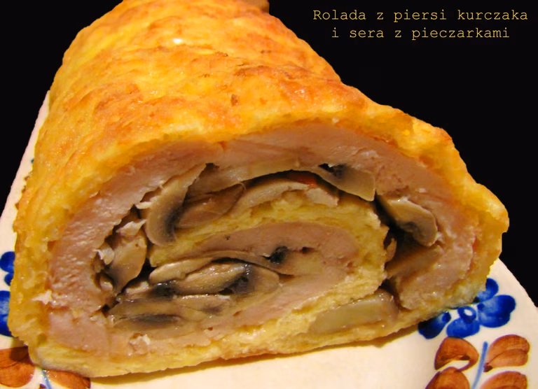 Rolada serowa z piersi kurczaka z pieczarkami