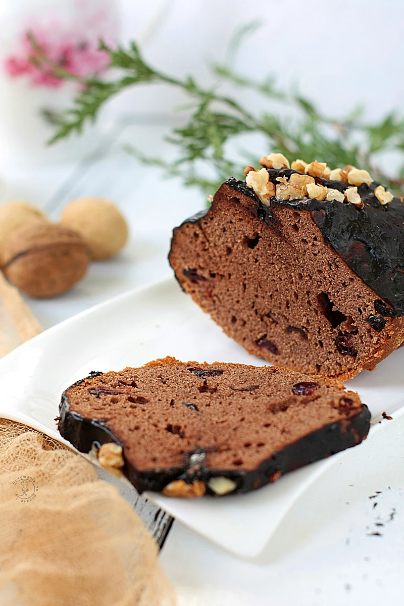 BABKA KAKAOWO ORZECHOWA NA BIAŁKACH