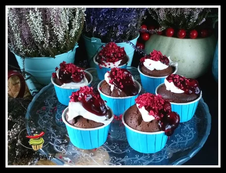 Czekoladowe muffinki z wiśniami