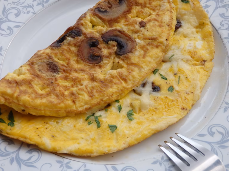 Omlet z pieczarkami i żółtym serem