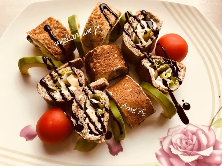 Rolls'y z naleśników pieczarkowych