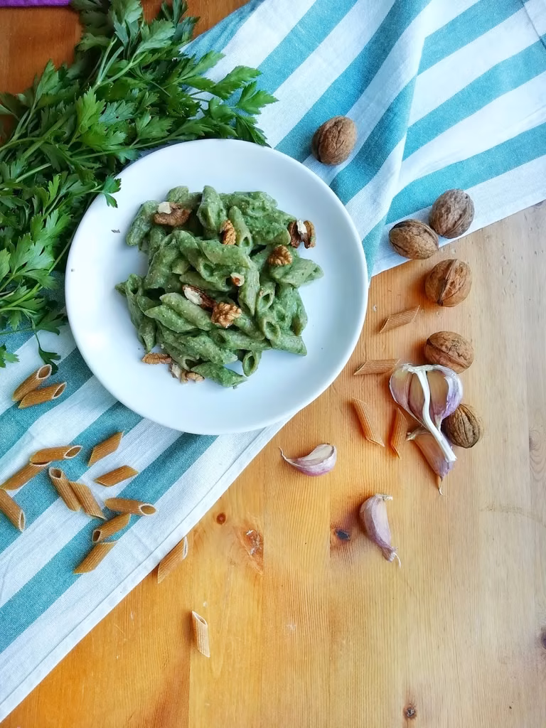 MAKARON Z PESTO Z AWOKADO I BAZYLII