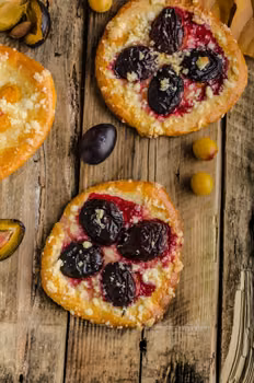 DROŻDŻÓWKI ZE ŚLIWKAMI I KRUSZONKĄ