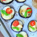 Mini pizze z bakłażana z mozzarellą, pomidorami i czosnkiem - BEZ mięsa i ciasta