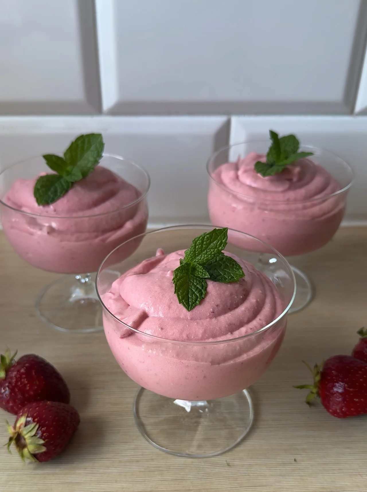 Zblenduj truskawki z cukrem i dodaj skrobię – wyjdzie prosty krem! Dodatki? To już zależy od Ciebie