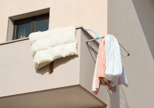 Uwaga, wieszasz pranie na balkonie? Ten błąd może Cię kosztować 500 zł!