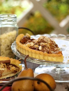 Tarta z pieczonymi gruszkami i praliną z migdałami