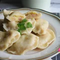 PIEROGI Z ZIEMNIAKAMI, BOCZKIEM I CEBULĄ