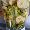 Smoothie z owocami, kiełkami i sałatą