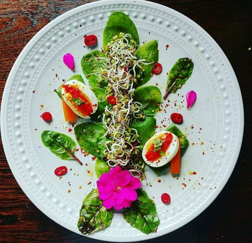 Sałatka ze szpinakiem, jajkiem i sosem ajvar