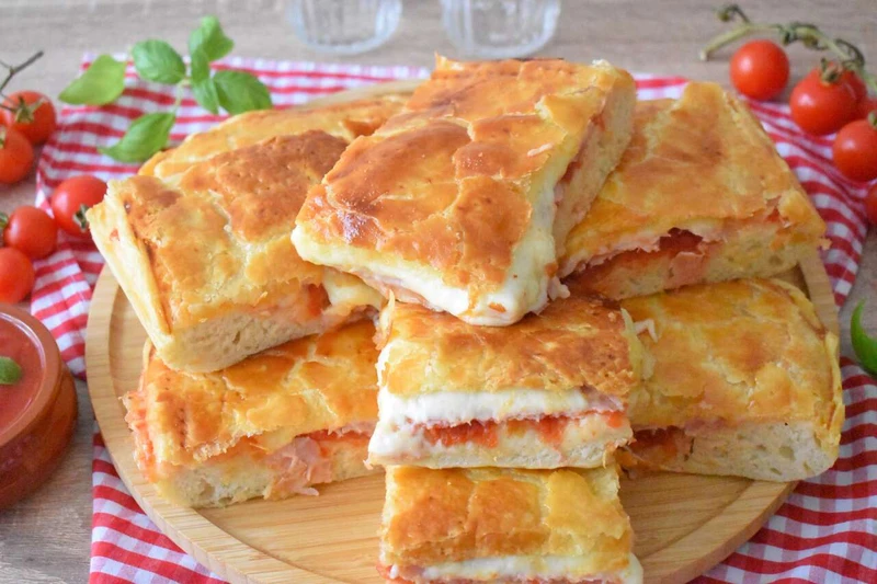 Neapolitańska "Pizza Parigina" z serem, szynką i pomidorami