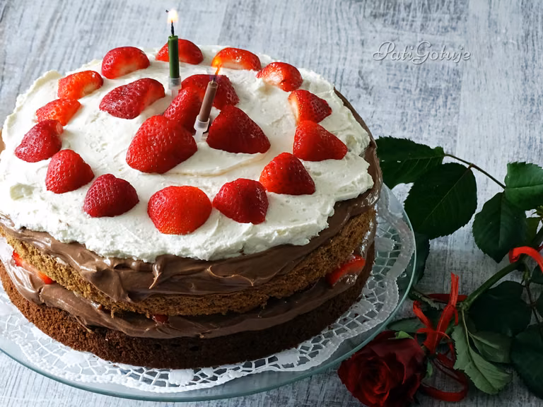 Naked cake z nutellą i truskawkami