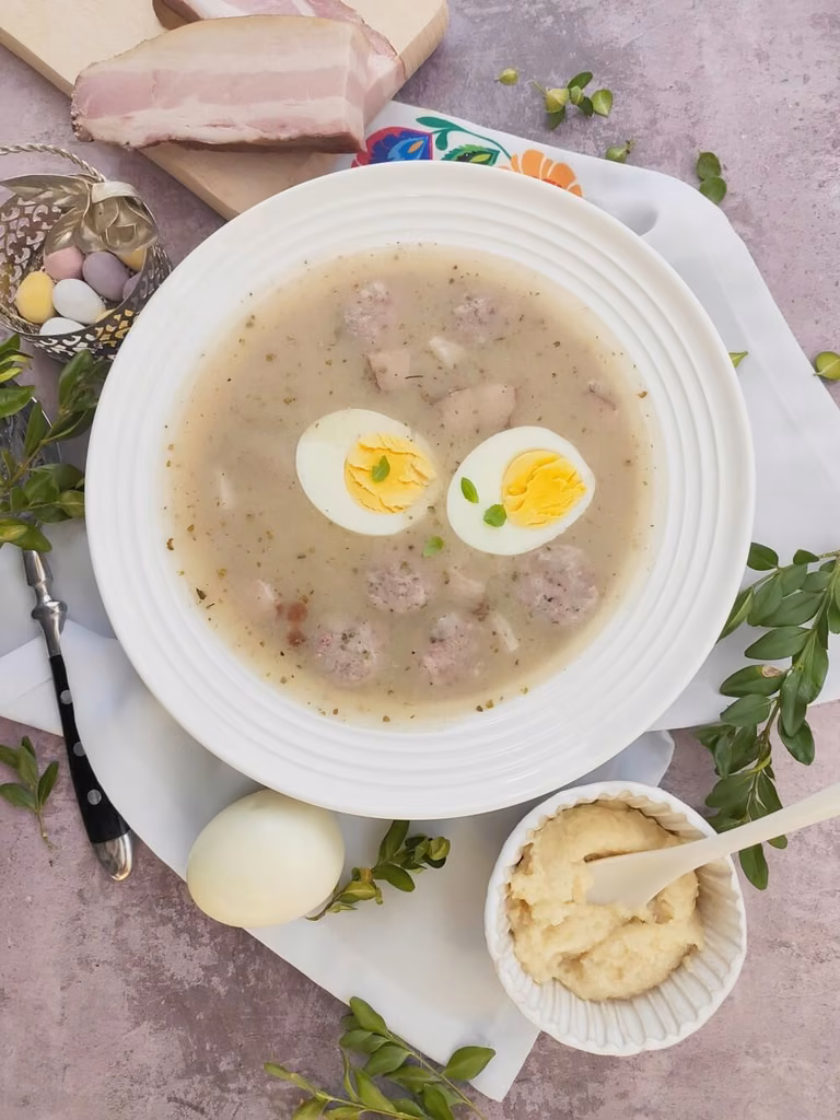 Żurek z białą kiełbasą i boczkiem