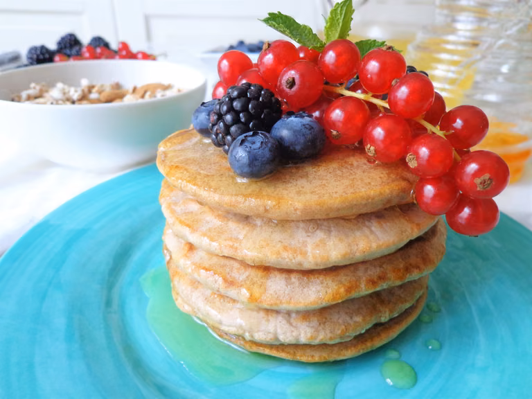 Razowe pancake z mąki kasztanowej, bez jajek i mleka