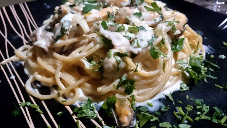 niezwykle aromatyczne spaghetti z małżami i prosciutto