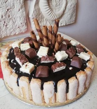 Torcik bez pieczenia z batonikami i rurkami czekoladowymi