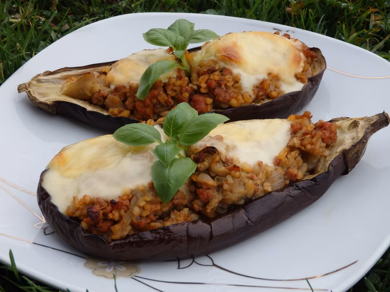 Bakłażany faszerowane mięsem i kaszą bulgur