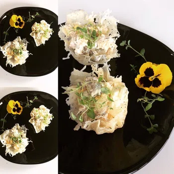 Sałatka z wędzoną makrelą w serowych miseczkach