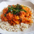 Marchewkowy kurczak curry z rodzynkami